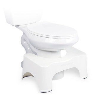 Le tabouret Squatty Potty se glisse discrtement sous les toilettes