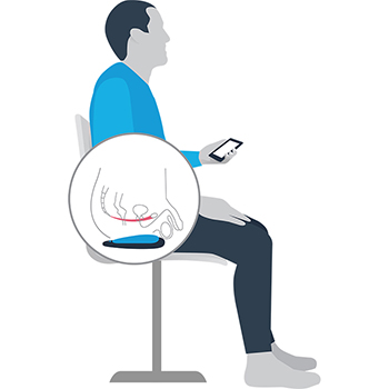 Boost se pose sur une chaise et à l'aide de l'application faites vos exercices de Kegel pour hommes !