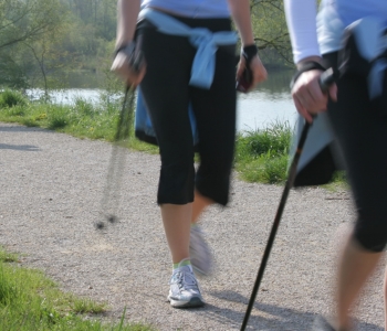 La marche nordique fait partie des sports sans impact pour le périnée