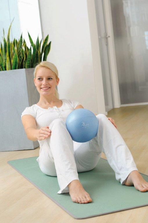 Exercices de Pilates avec un Ballon paille